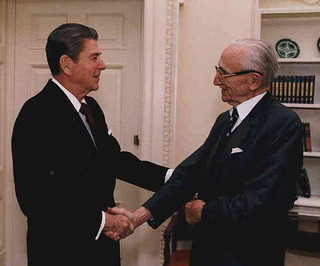 Reagan y Hayek. Fuente: http://www.economicnoise.com